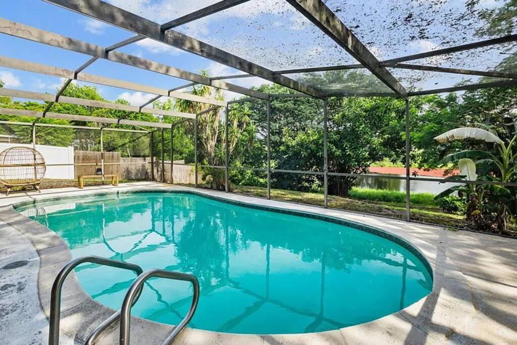 Cozy Lakefront Home W/ Pool -7 Mins From Legoland ウィンターヘイブン エクステリア 写真