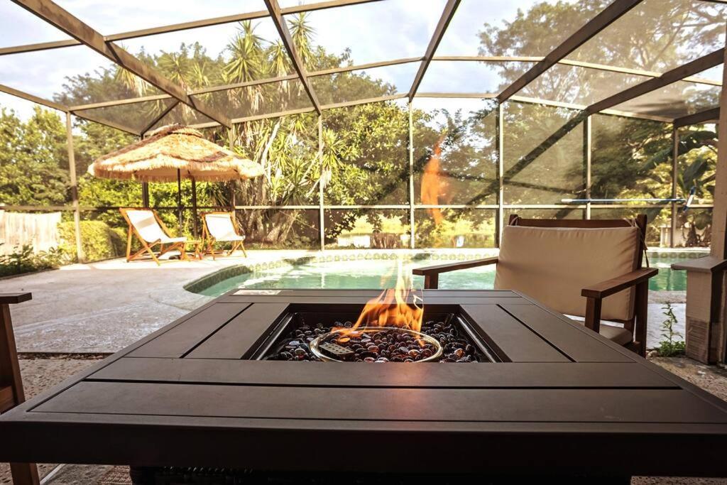 Cozy Lakefront Home W/ Pool -7 Mins From Legoland ウィンターヘイブン エクステリア 写真